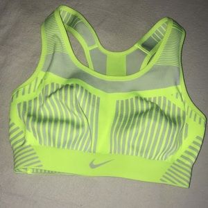 Nike FE/NOM Flyknit Sports Bra
